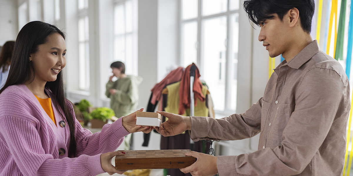 how many giveaways to order for trade show​